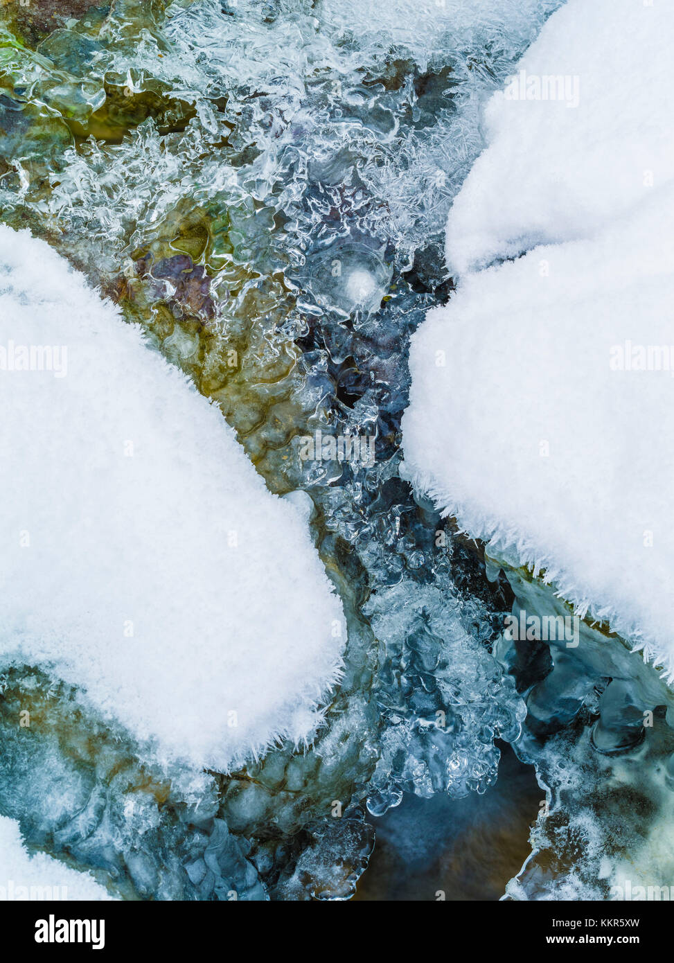 Gefrorenen Wasserlauf mit Eiskristallen Stockfoto