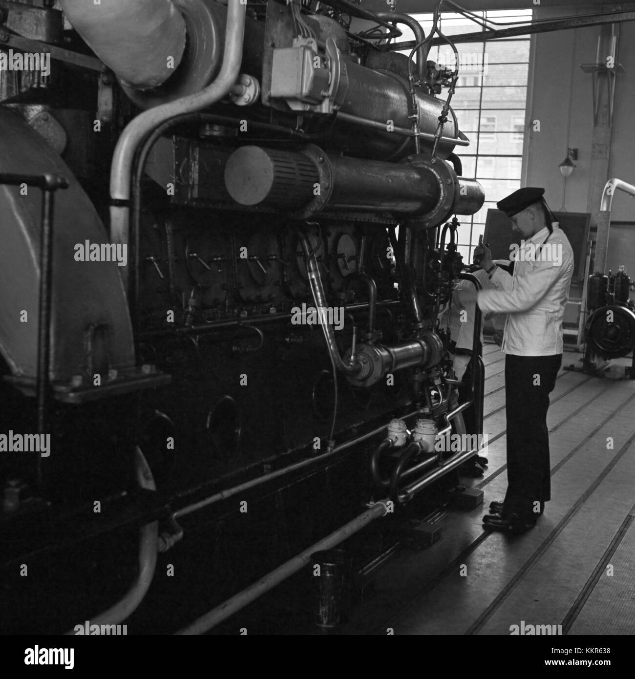 Seefahrer, der theoretische Kenntnisse über einen Schiffsmotor an der Marinebutschule Wesermünde, Deutschland 1930er Jahre. Stockfoto