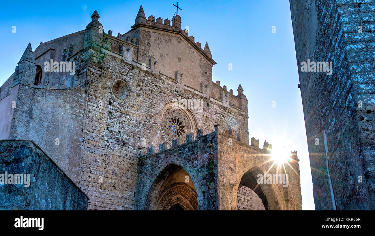 Italien, Sizilien, Provinz Trapani, Erice, Kirche, Duomo, Chiesa Madre, Maria Santissima Assunta, Sonnenstrahlen, die hinter dem Portal aufbrechen, morgens hellblauer Himmel, Stockfoto