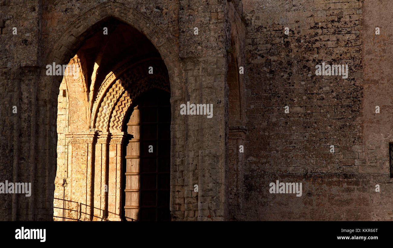 Italien, Sizilien, Provinz Trapani, Erice, Kirche, Duomo, Chiesa Madre, Maria Santissima Assunta, sanftes Abendlicht, Baujahr 1314, Chiaramonte-Stil, Portal, Licht und Schatten, Stockfoto