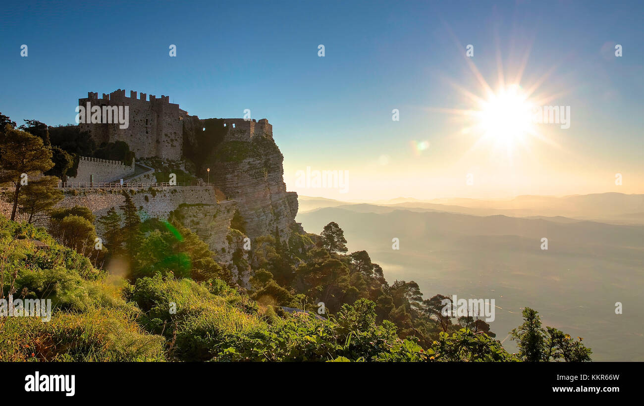 Italien, Sizilien, Provinz Trapani, Erice, normannischen Burg, Castello di Venere gegen das Licht, morgen Sonne, Nebel über Landschaft Stockfoto