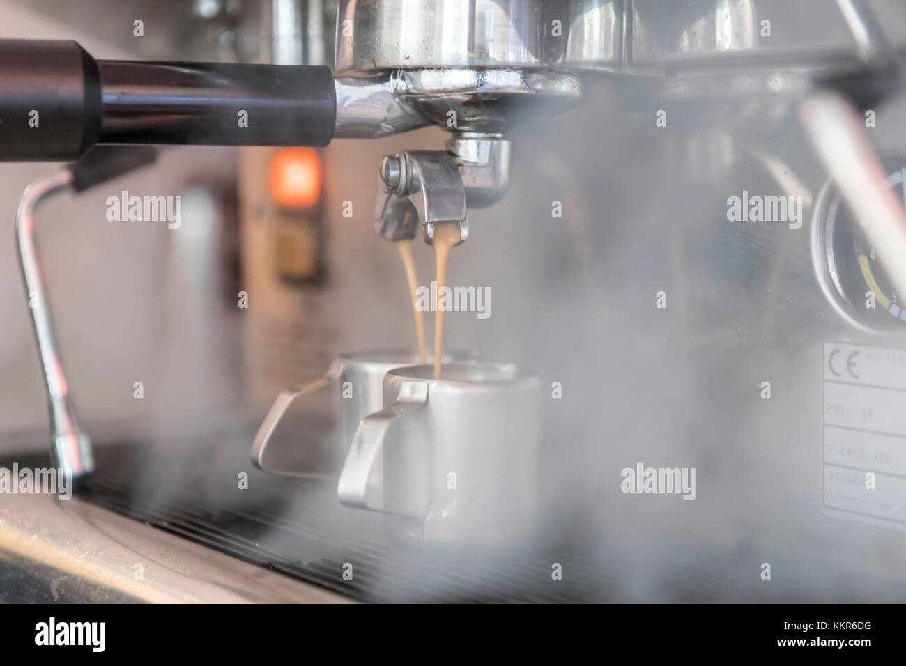 Espresso wird aus der Espressomaschine, aus nächster Nähe, im unverpackten Stückgut-Shop, Altona, Hamburg, Deutschland, gegossen Stockfoto