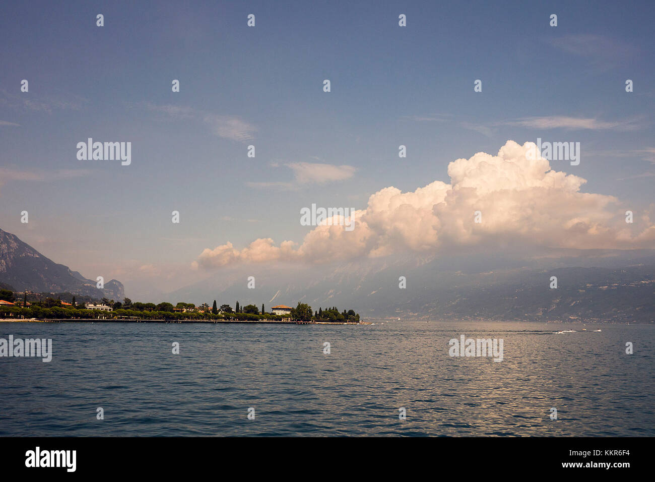 Dramatische Wolkenbildung am Gardasee. Stockfoto