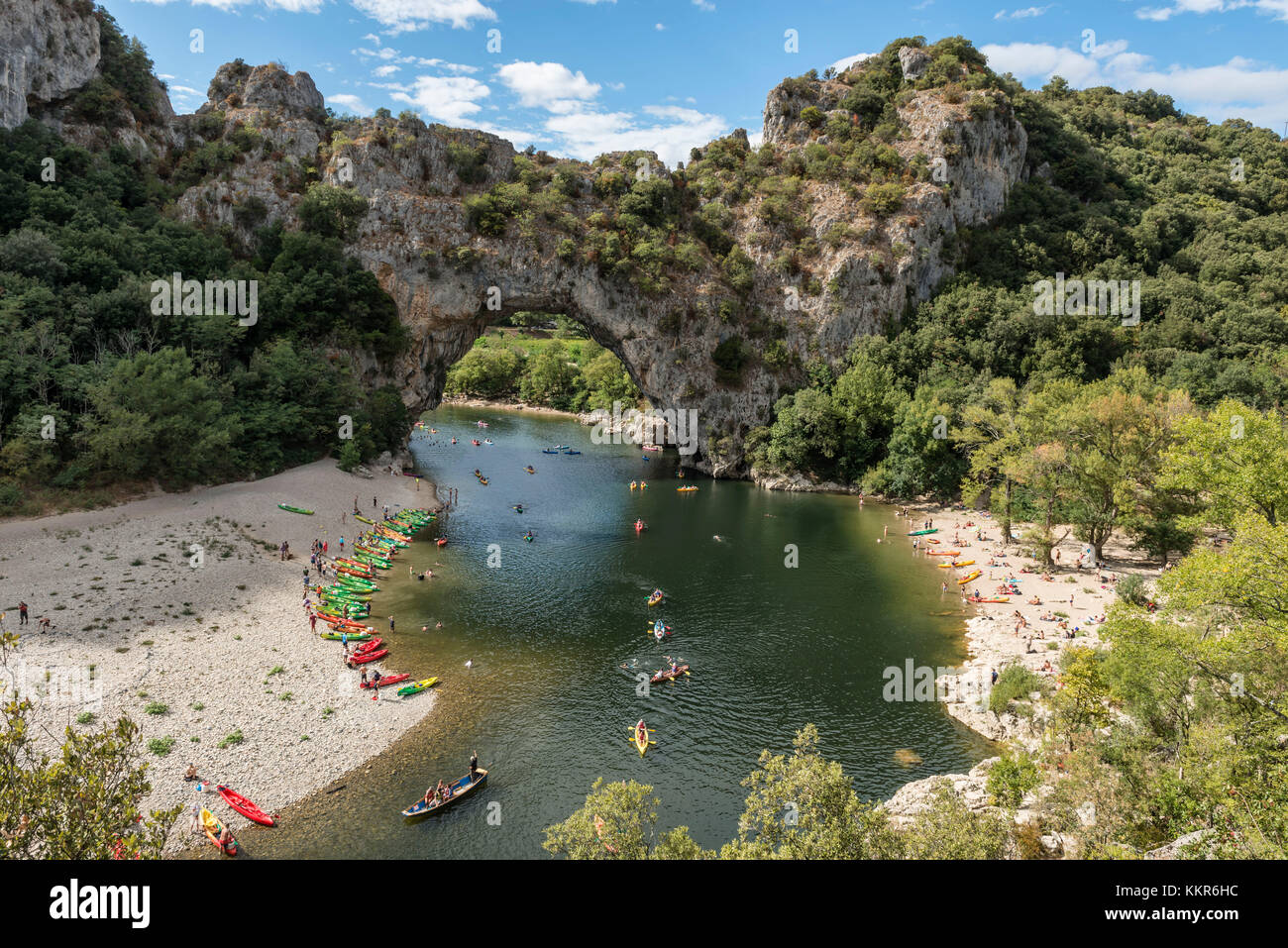 Vallon-Pont-d'Arc, Ardèche, Rhône-Alpes, Frankreich, Europa. Pont d'Arc, Wahrzeichen der Gorges de l'Ardèche. Stockfoto