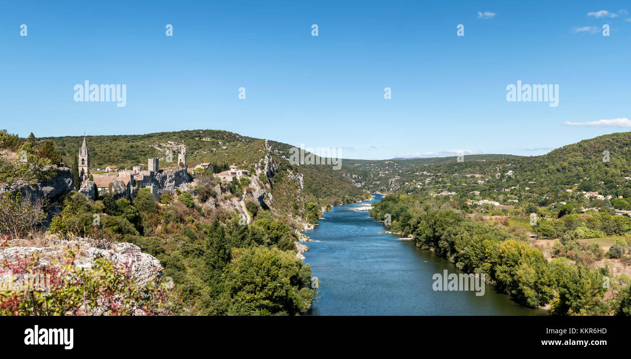 Panorama der lardeche mit dem dorf aigueze Fotos und Bildmaterial in