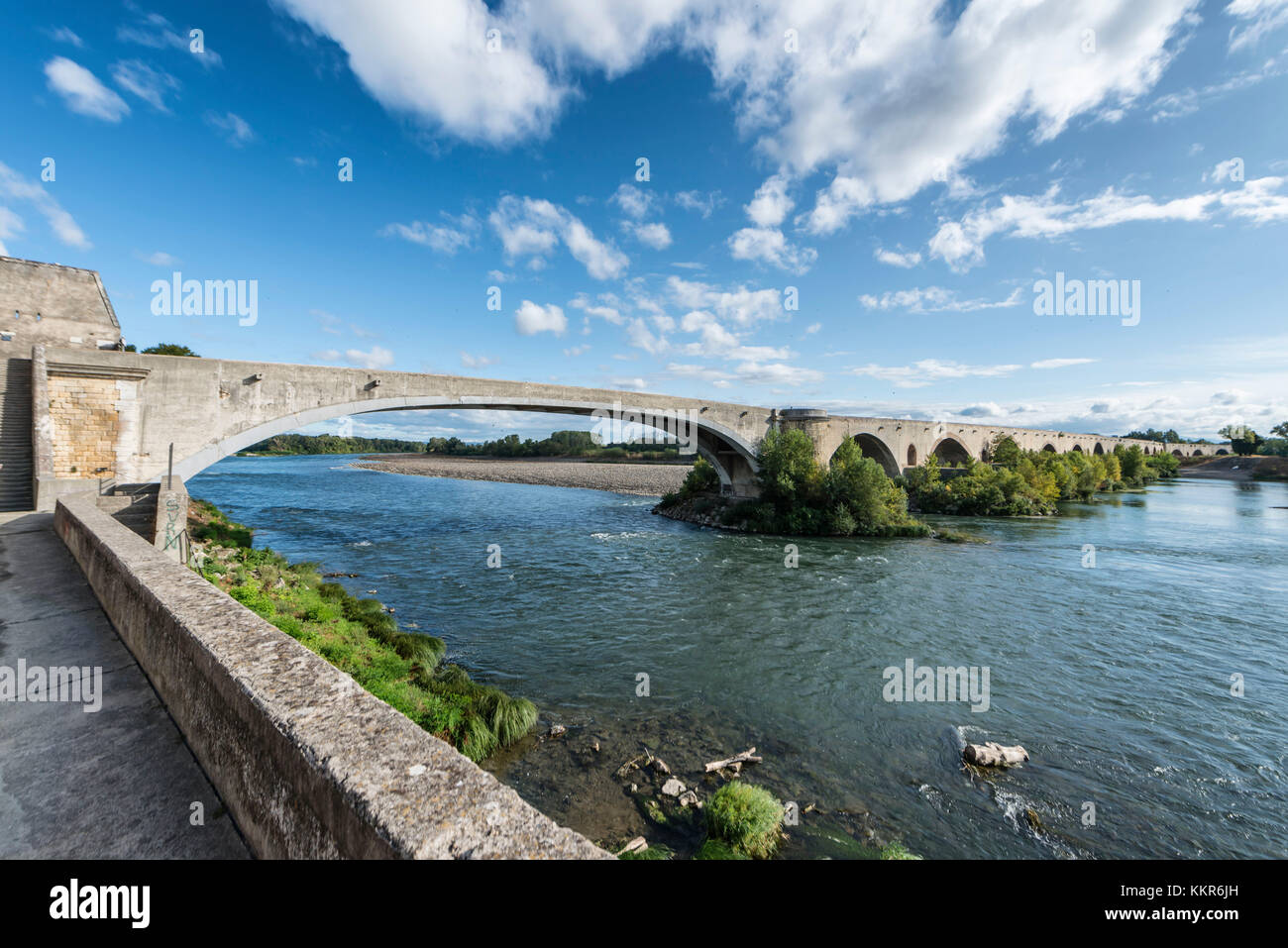 Pont-Saint-Esprit, Languedoc-Roussillon, Provence, Frankreich, Europa, Blick auf die Brücke Pont-Saint-Esprit im Département Gard Stockfoto