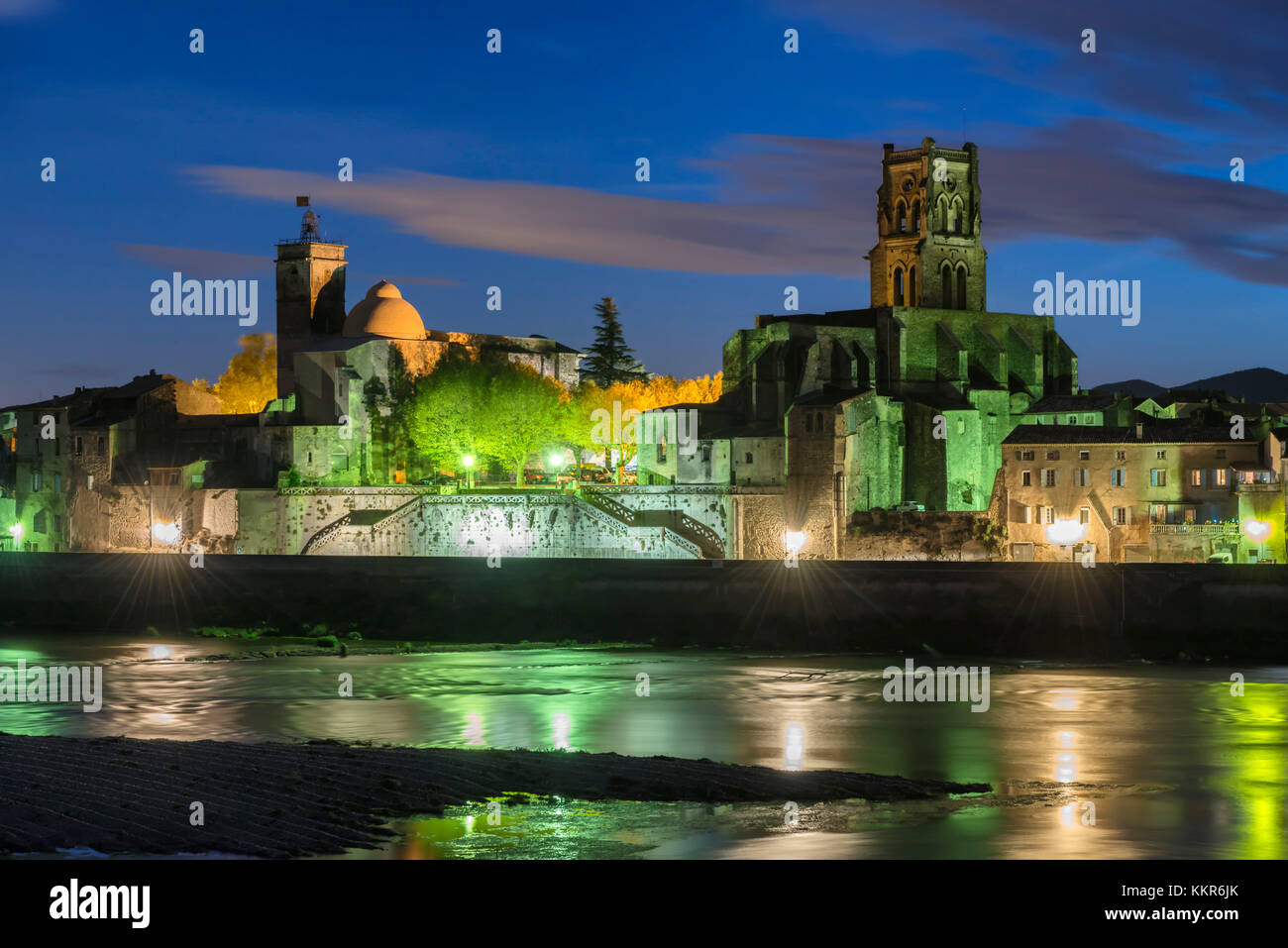 Pont-Saint-Eesprit, Languedoc-Roussillon, Provence, Frankreich, Europa, Blick auf die Altstadt von Pont-Saint-Esprit im Département Gard Stockfoto