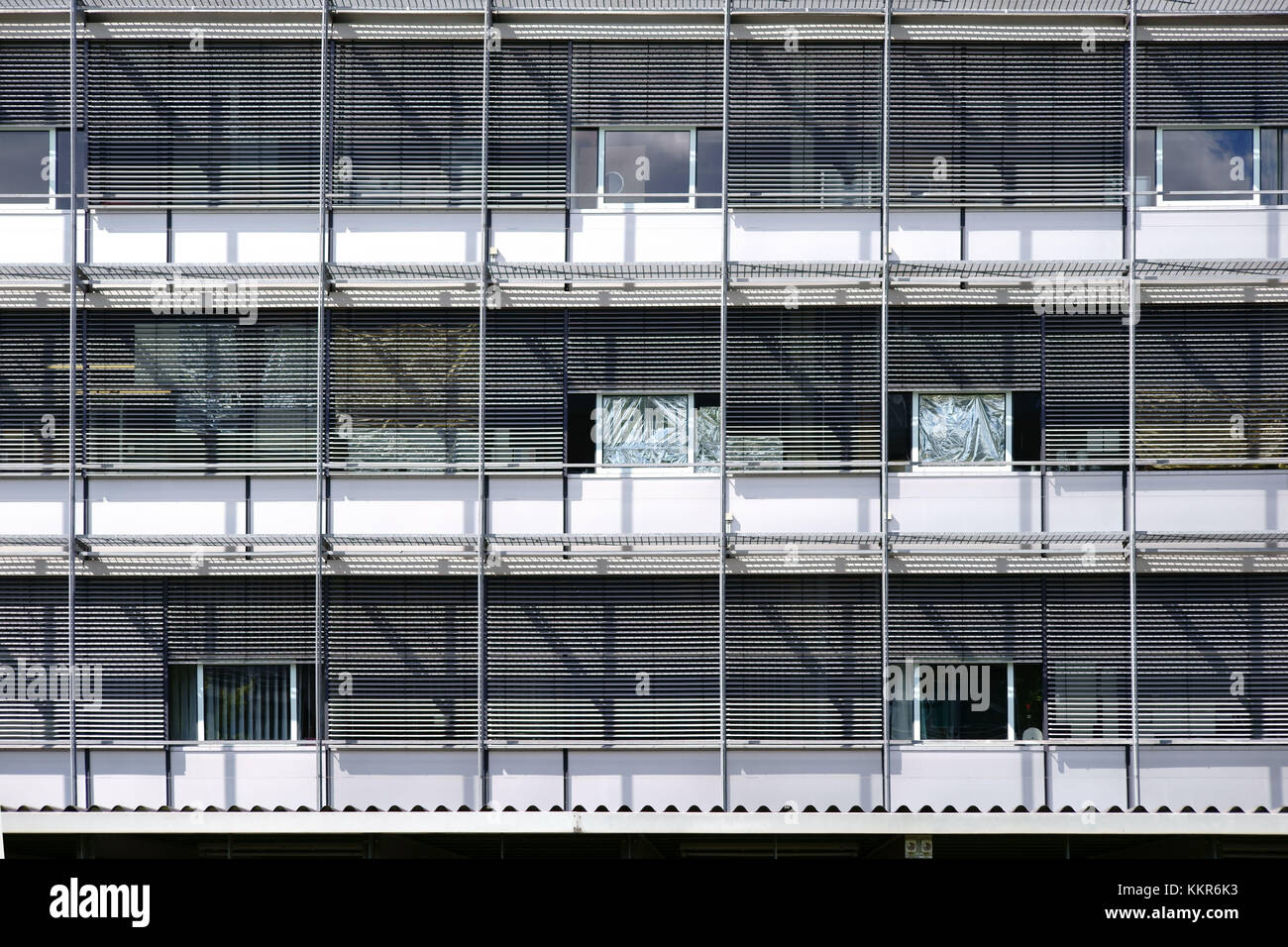 Die moderne Fassade eines öffentlichen Gebäudes mit Stahldesign arbeitet die Schattierungen werfen. Stockfoto