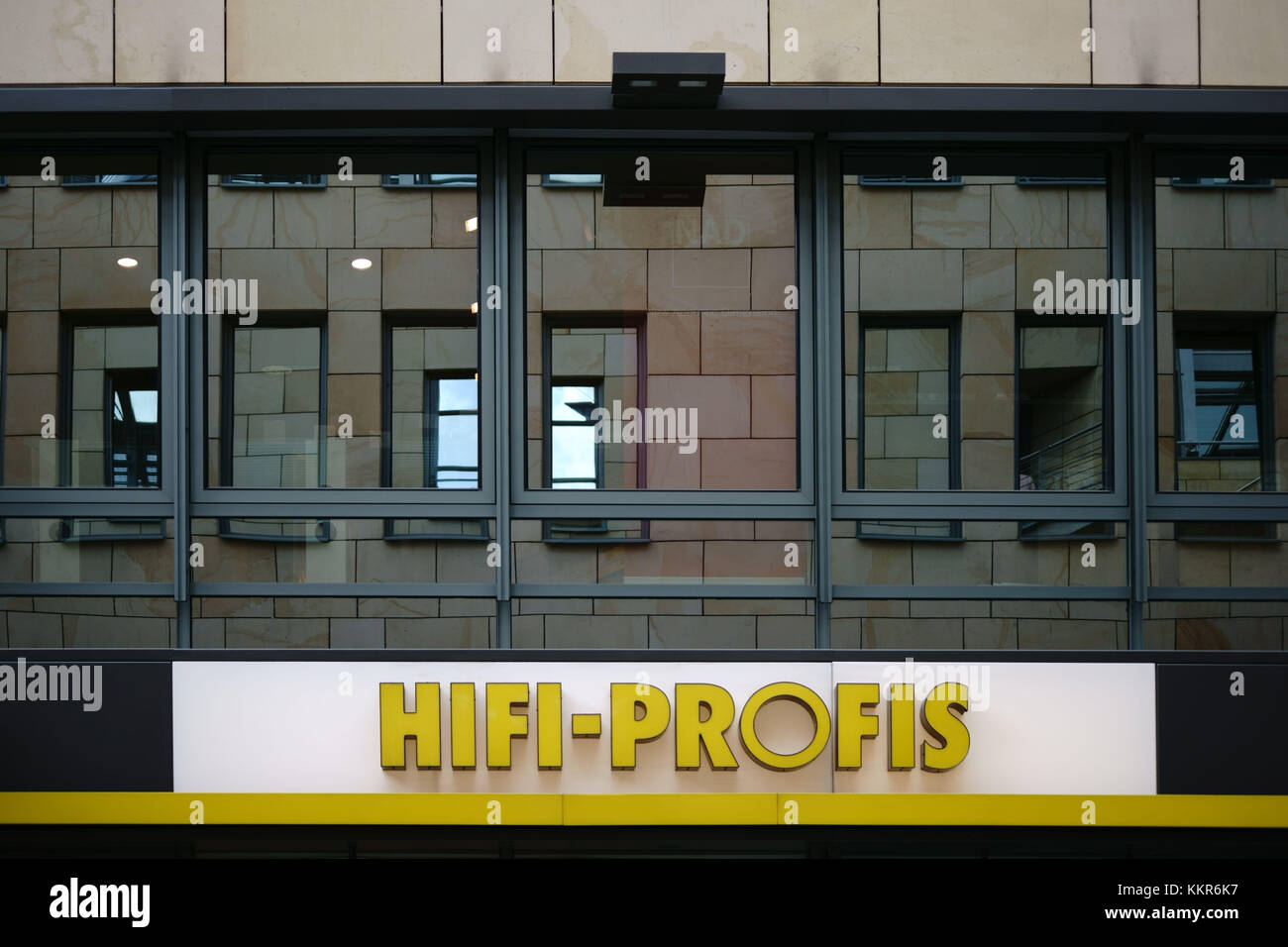 Das Typenschild und Logo der Elektroartikel der Elektroversorgung und HiFi-Artikel, die HiFi-Profis in Mainz. Stockfoto