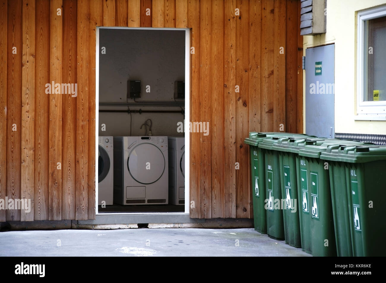 Kombiniert Waschmaschinen in einem Lagerraum im Hinterhof eines Mehrfamilienhauses. Stockfoto