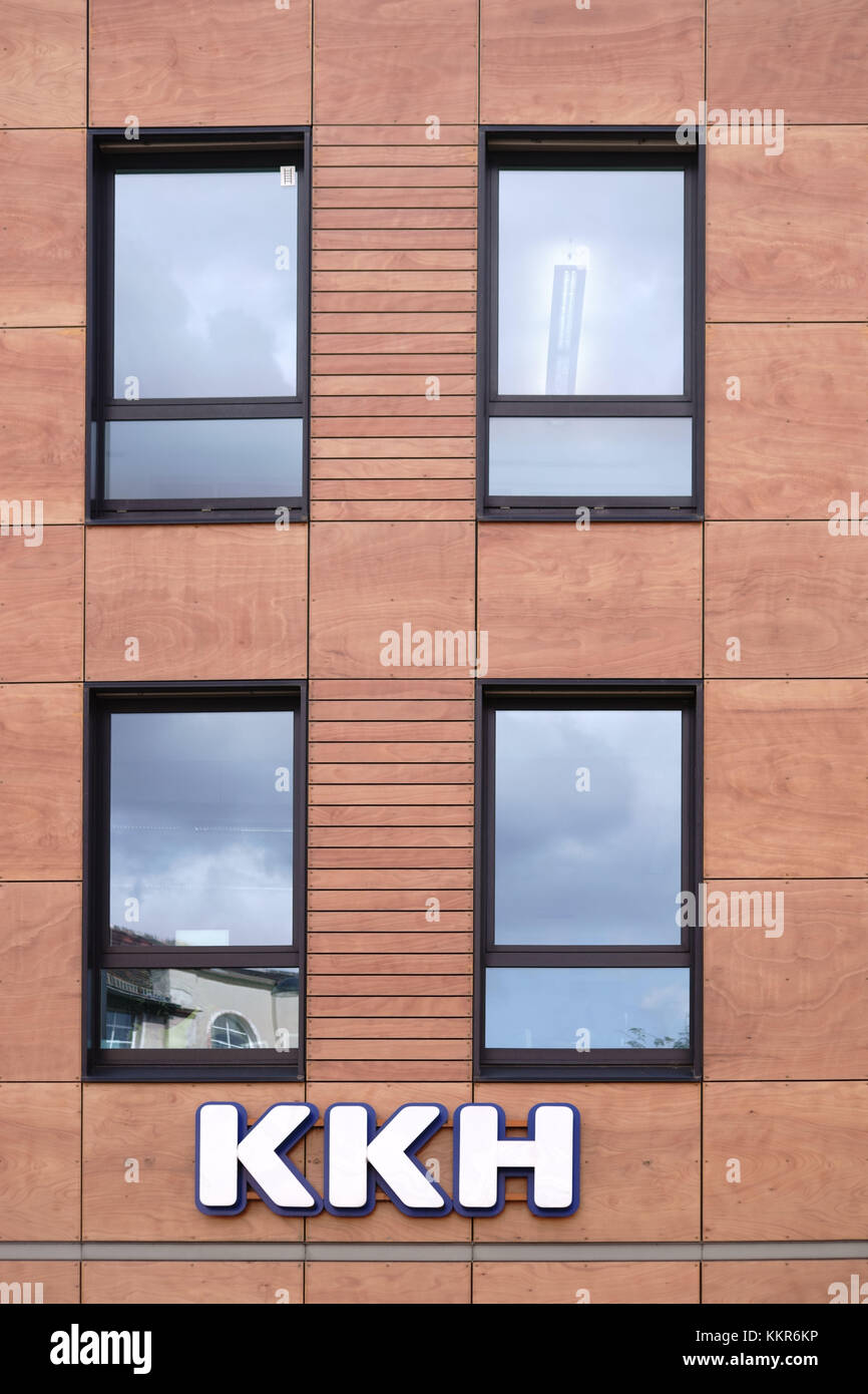 Die Fassade des modernen Bürogebäudes der Kaufmännischen Krankenkasse KKH mit Logo und Bürofenstern in Mainz. Stockfoto