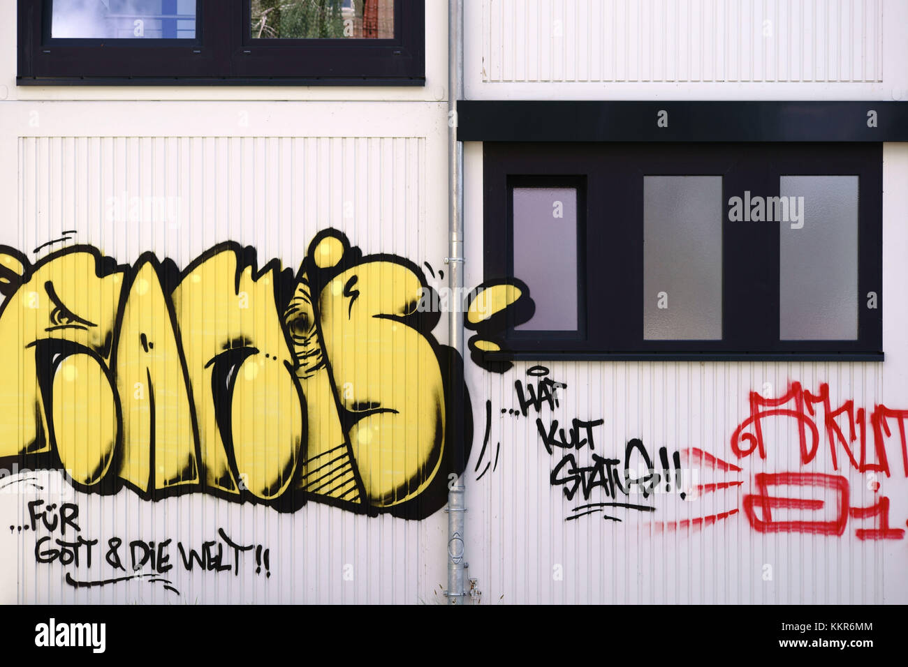 Die Seitenansicht einer Bauhütte, die vor Ort mit Graffiti bemalt wurde. Stockfoto