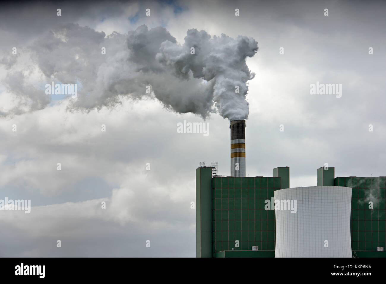 Braunkohlekraftwerk in Schkopau, rauchenden Schornstein, CO2-Problem, skopau, Sachsen - Anhalt, Deutschland Stockfoto
