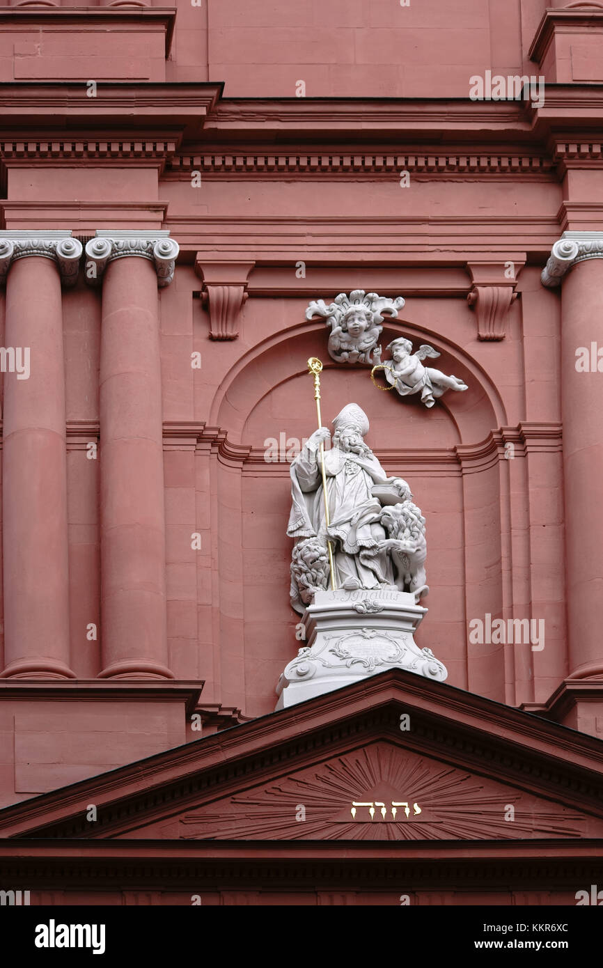 Skulptur des heiligen Ignatius über den Eingang an der Fassade der St. Ignaz Kirche in Mainz, Stockfoto