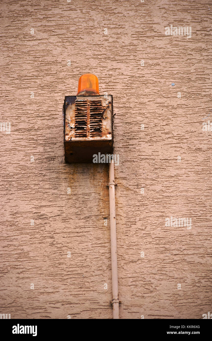 Eine alte, zerschlagen und Lautsprecher mit Kontrolllampe verrostete in einer Wand eines Hauses, Stockfoto