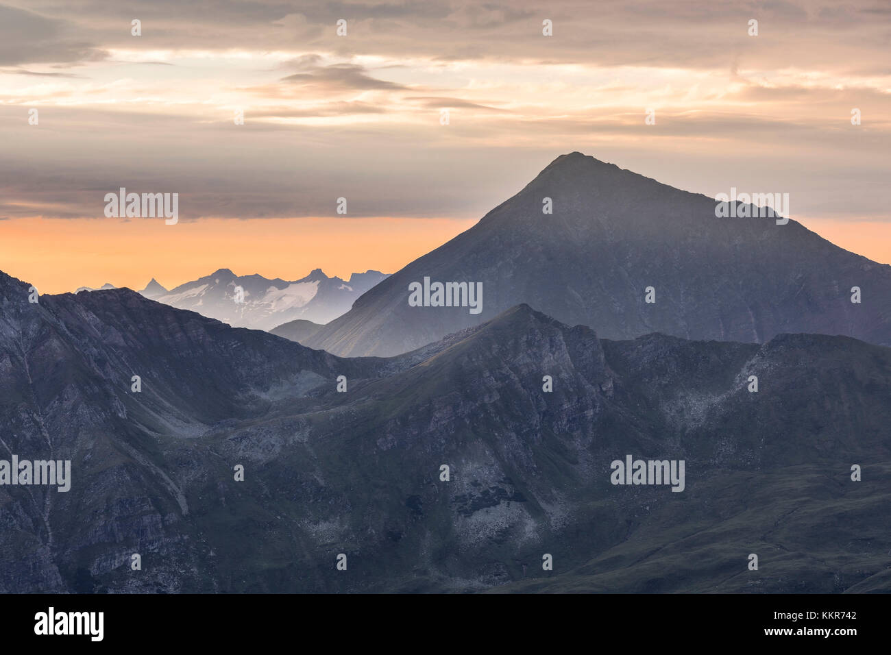 Der Ritterkopf und den Gamskarkogel im Vordergrund. Im Hintergrund der Ankogelgruppe, Nationalpark Hohe Tauern, Österreich Stockfoto