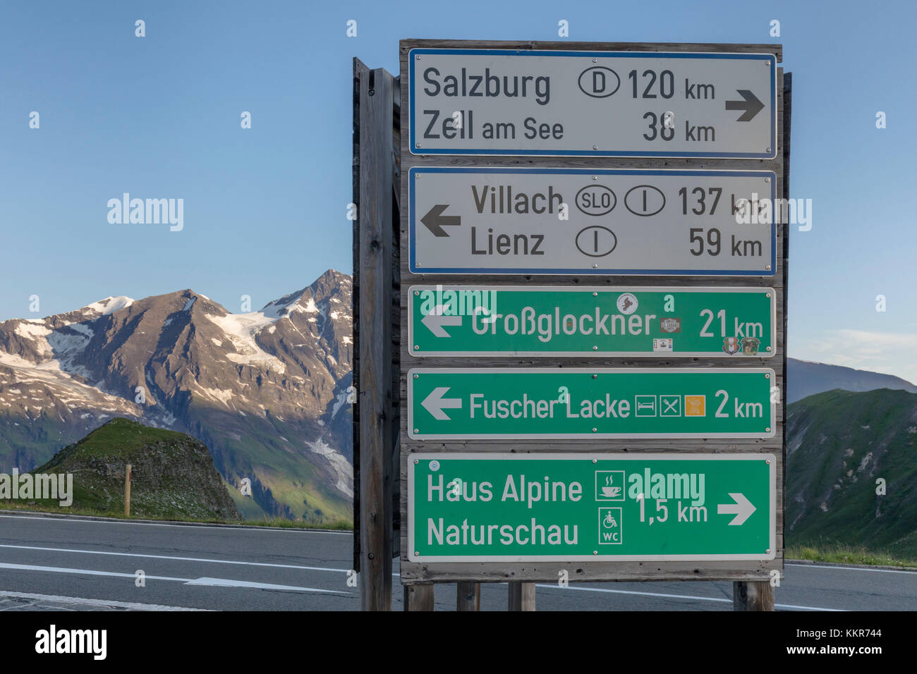 Richtung Schilder auf der Großglockner Hochalpenstraße, Österreich Stockfoto