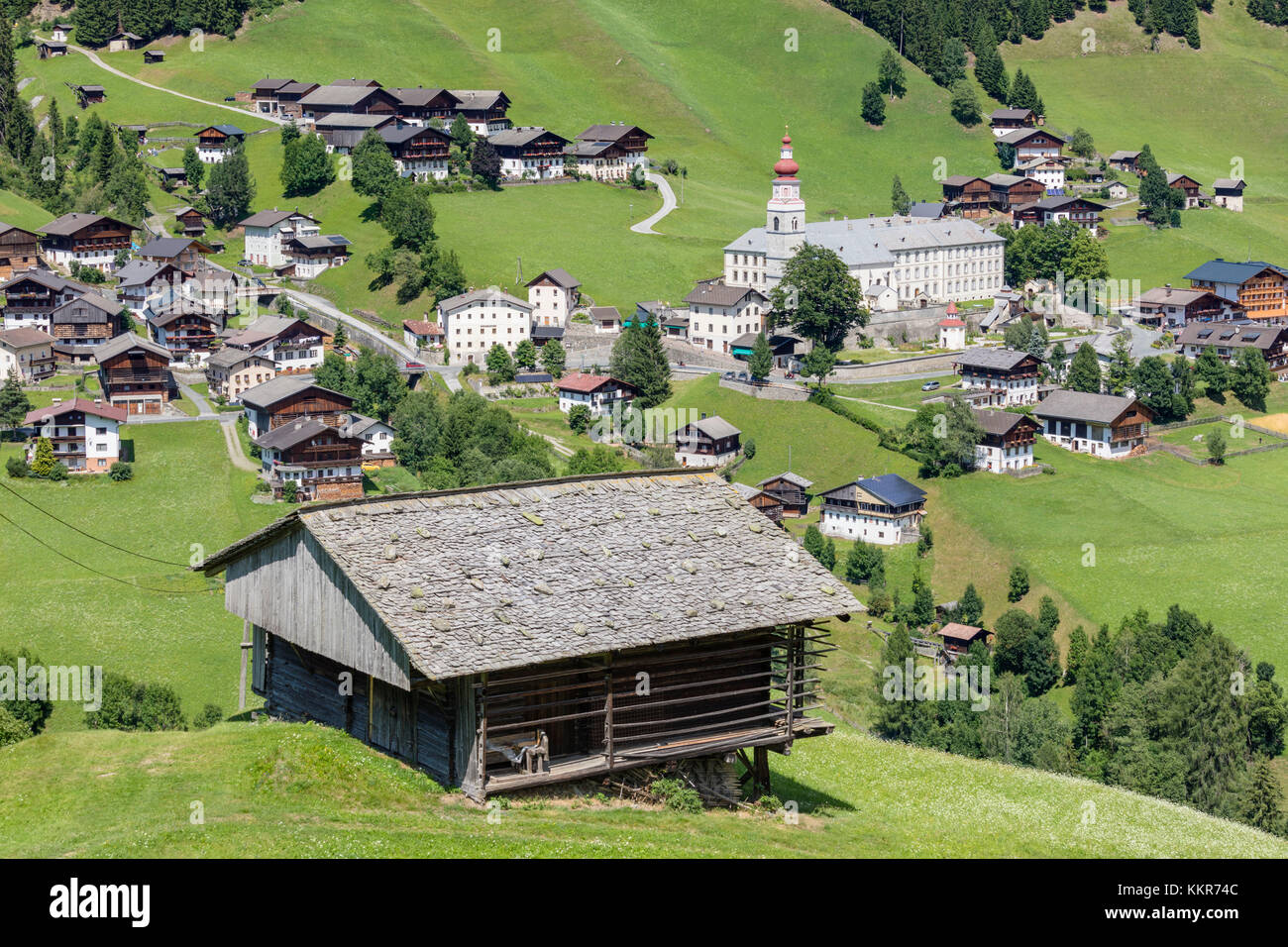 Das Dorf von Maria Luggau und die Wallfahrtskirche, Maria Luggau, Lesachtal, Bezirk Hermagor, Kärnten, Österreich Stockfoto