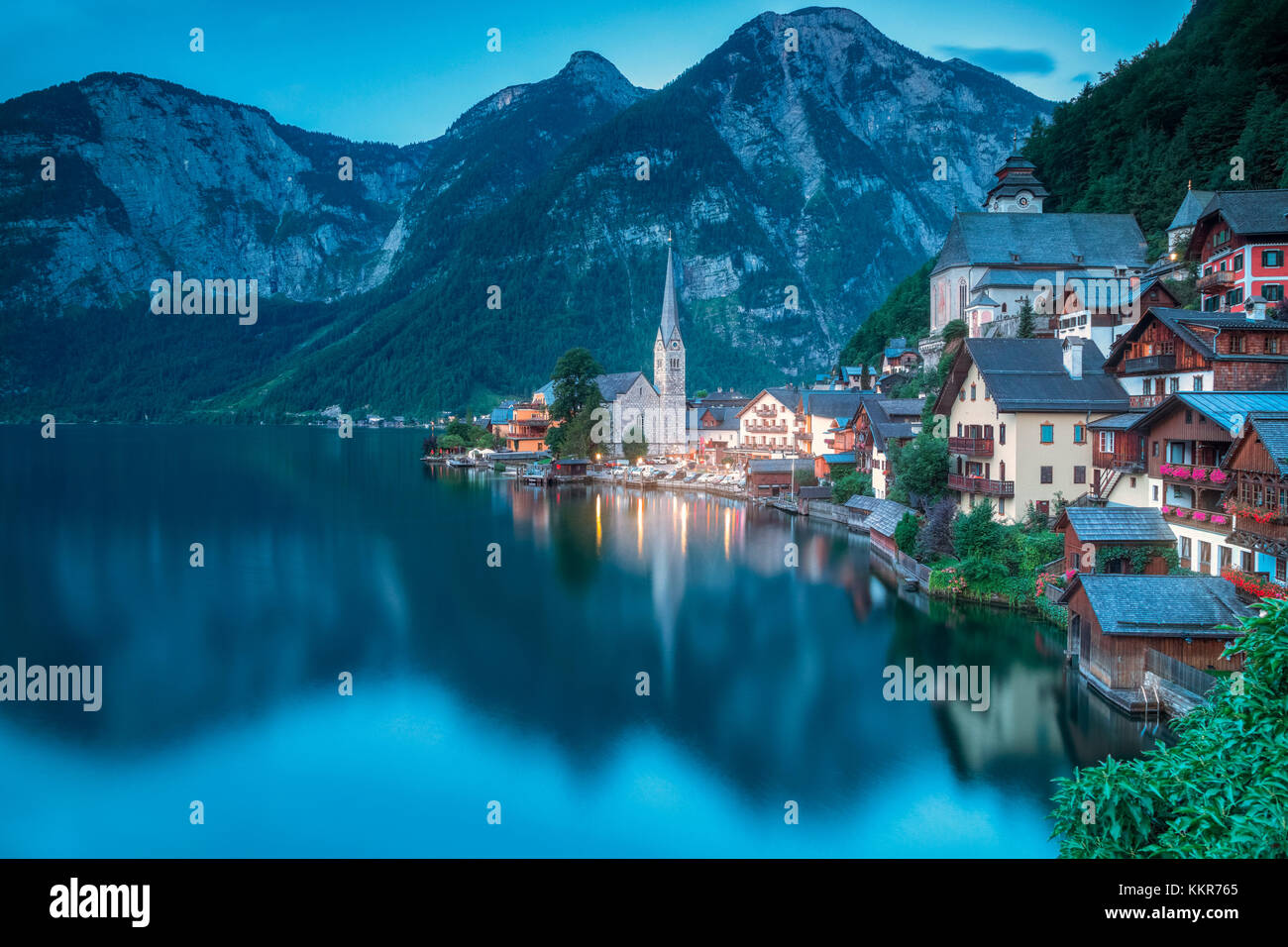 Hallstatt und die See in der Morgendämmerung, Oberösterreich, Region Salzkammergut, Österreich Stockfoto