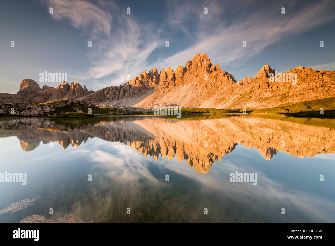 Sexten, Provinz Bozen, Dolomiten, Südtirol, Italien. Sonnenaufgang am See Piani ant den Berg Paterno Stockfoto