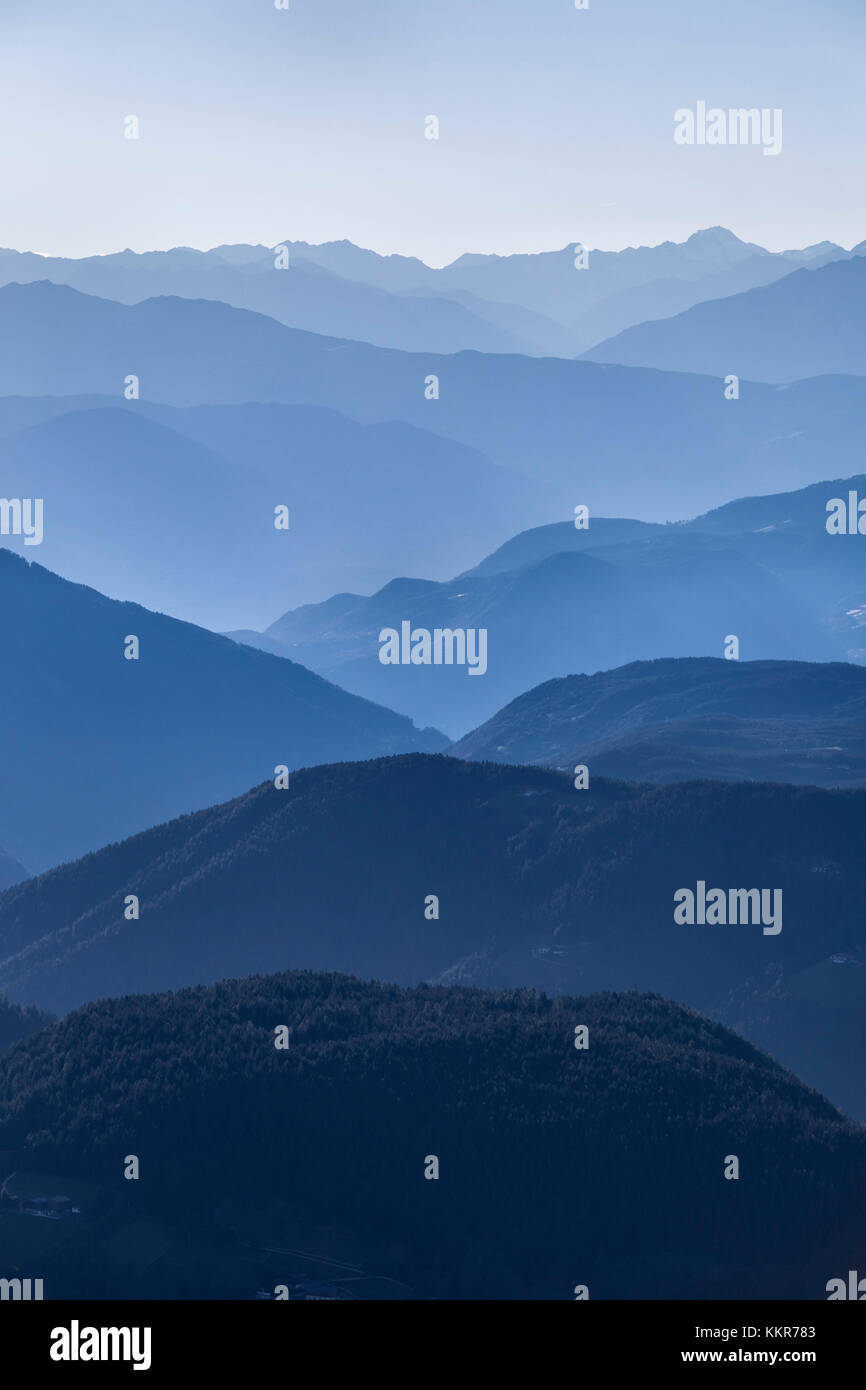 Nebel und Berge Schichten in Blautönen, Ansicht von pulpito di Cima popa - poppekanzel, latemar, Bozen, Südtirol, Dolomiten, Italien Stockfoto
