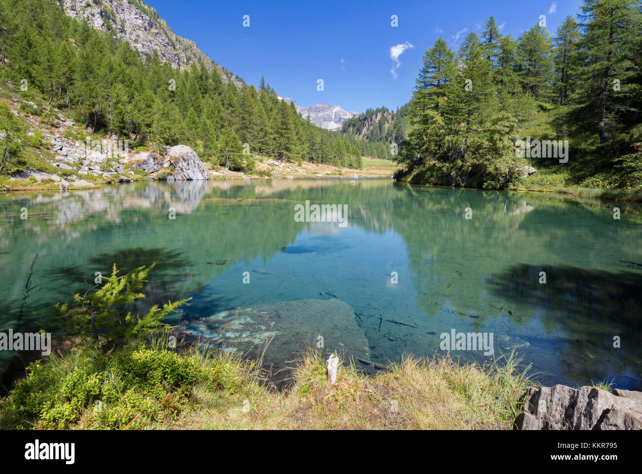 Der kleine See in der Nähe von crampiolo wie der Lago delle Streghe, Alpe Devero, Antigorio Tal, Piemont, Italien bekannt. Stockfoto