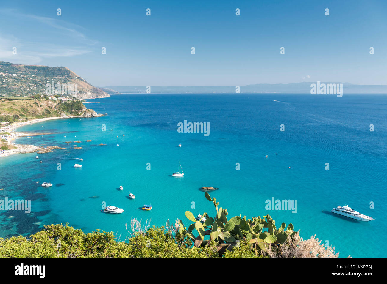 Capo Vaticano, Ricadi, Provinz Vibi Valentia, Kalabrien, Italien, Europa. Blick von Capo Vaticano an den Strand von Grotticelle Stockfoto