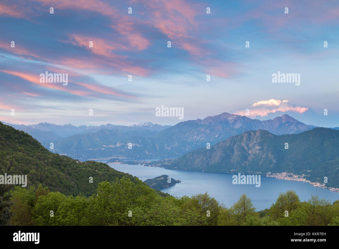 Sonnenuntergang von PIGRA nach lenno und Bellagio, Lombardei, Italien. Stockfoto