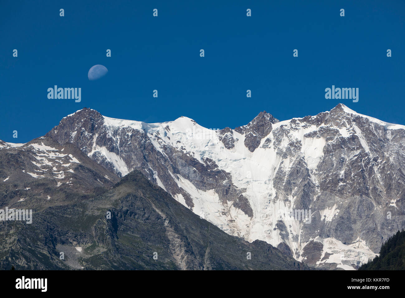 Blick auf die Ostwand des Monte Rosa Massivs (Punta Gnifetti, Zumstein, Dufour und Nordend) von Anzasca Valley, (ceppo Morelli, Provinz Verbano Cusio Ossola, Piemont, Italien, Europa) Stockfoto