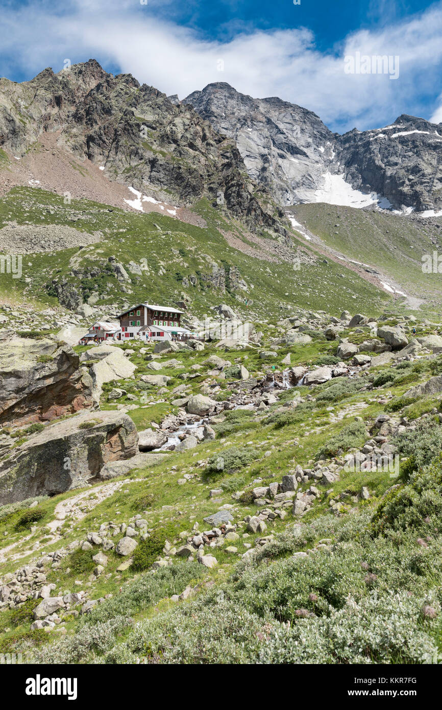 Die Zamboni Zappa Zuflucht am Fuße der Ostwand des Monte Rosa Massivs (Macugnaga, Anzasca Valley, Provinz Verbano Cusio Ossola, Piemont, Italien, Europa) Stockfoto