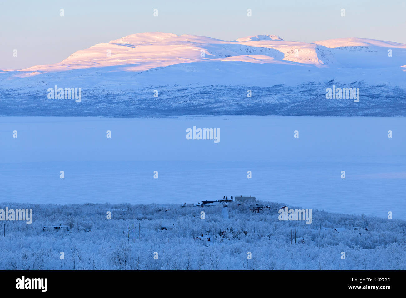 Arktis Sonnenuntergang über Abisko. Abisko, Abisko Nationalpark, Norbottens Ian, Schweden, Europa Stockfoto