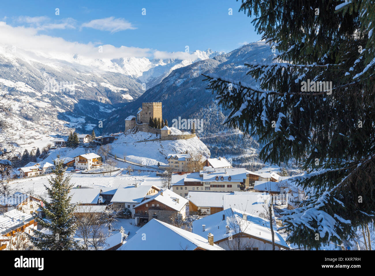 Anzeigen von Ladis Schloss, tolle Aussichtspunkt im Kaunertal. Ladis, Inntal, Tirol, Osterreich, Europa Stockfoto