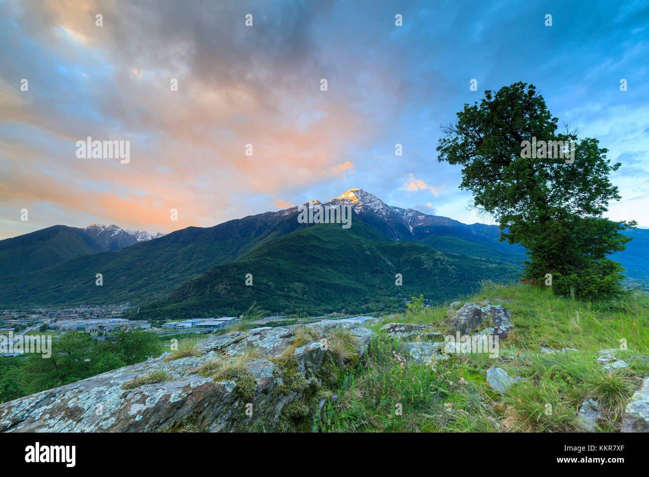 Rosa Wolken in der Morgendämmerung auf der alten Festung Fuentes umrahmt von Monte Legnone colico lecco Provinz Lombardei valtellina Italien Europa Stockfoto