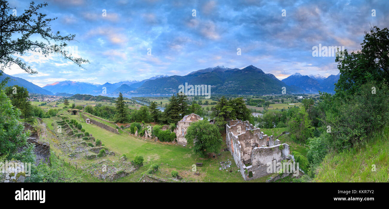 Panorama der antiken Ruinen der Festung Fuentes umrahmt von grünen Hügeln in der Morgendämmerung colico lecco Provinz Lombardei valtellina Italien Europa Stockfoto