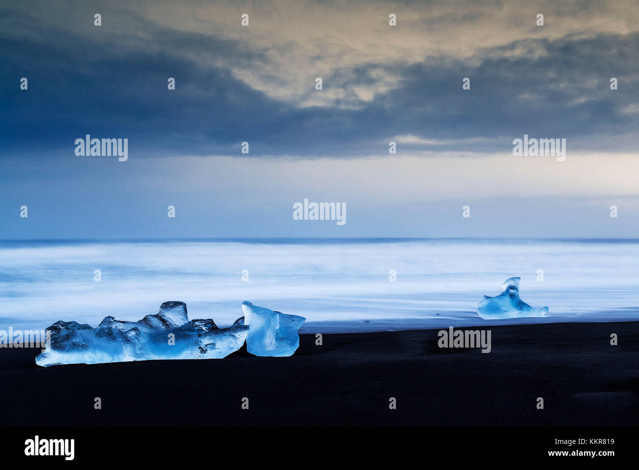 Einige der Eis Diamanten auf dem Diamond Beach, Gletscherlagune, Southern Island, North Atlantic Ocean Stockfoto