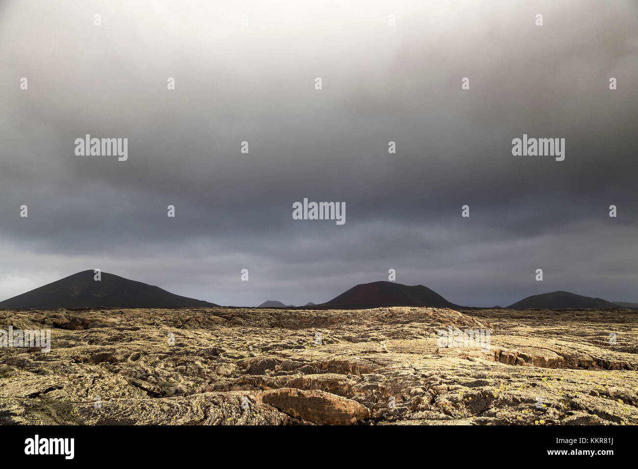 Stürmische Wolken auf Feuer Berge, den Nationalpark Timanfaya auf Lanzarote, Kanarische Inseln, Spanien Stockfoto