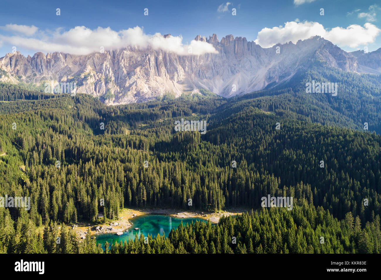 Ansicht von der Karersee und Latemar, Provinz Bozen, Trentino-Südtirol, Italien Stockfoto
