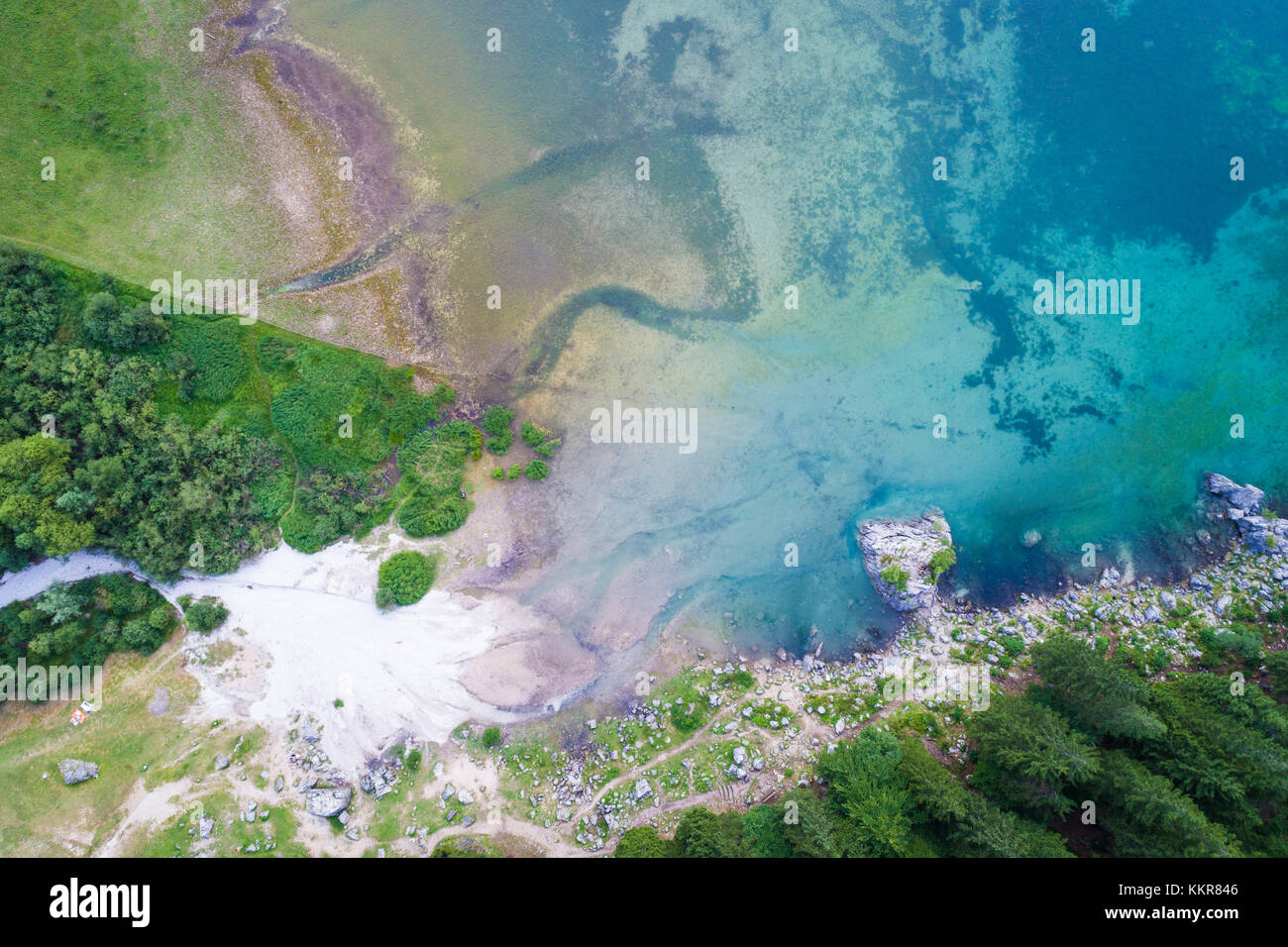 Luftaufnahme von superior Fusine See. Fusine Seen Naturpark, Tarvisio, Provinz Udine, Friaul-Julisch Venetien, Italien. Stockfoto