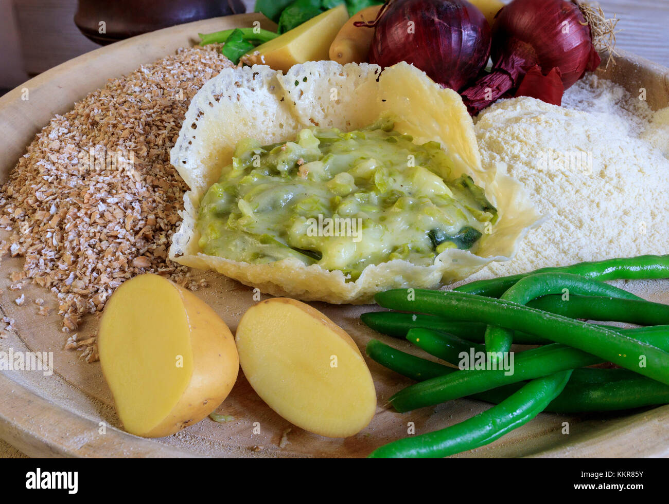 Frische Zutaten für die Zubereitung von taroz ein typisches Gericht der Valtellina lombardei Italien Stockfoto