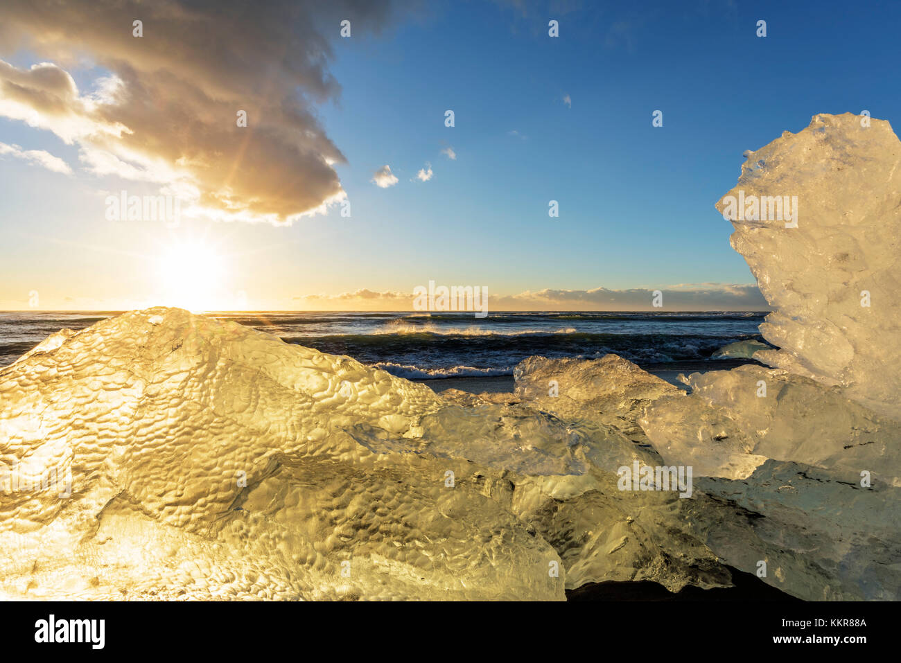 Jokulsarlon, Ost Island, Island, Nordeuropa. Der kultige kleine Eisberge am schwarzen Sandstrand gesäumt. Stockfoto