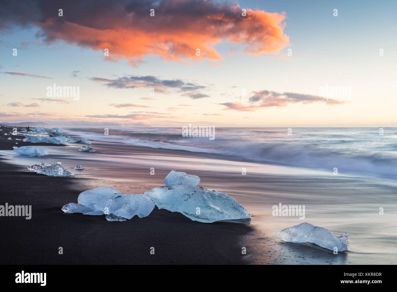 Gletscherlagune Jokulsarlon, Osten Island. Eisblöcke am schwarzen Strand Stockfoto