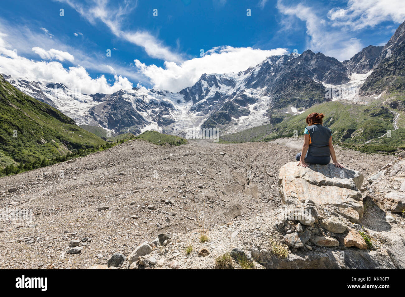 Ein Mädchen genießen vor der Ostwand des Monte Rosa Massivs und der Belvedere Glacier (Belvedere, Macugnaga, Anzasca Valley, Provinz Verbano Cusio Ossola, Piemont, Italien, Europa) Stockfoto