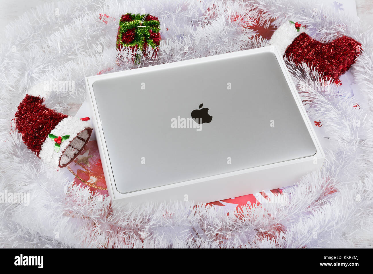 Burgas, Bulgarien - 31. August 2017: Macbook Pro Retina Display mit Touch Bar und ein Touch ID Sensor in den Netzschalter integriert, die von Apple hergestellt in Stockfoto