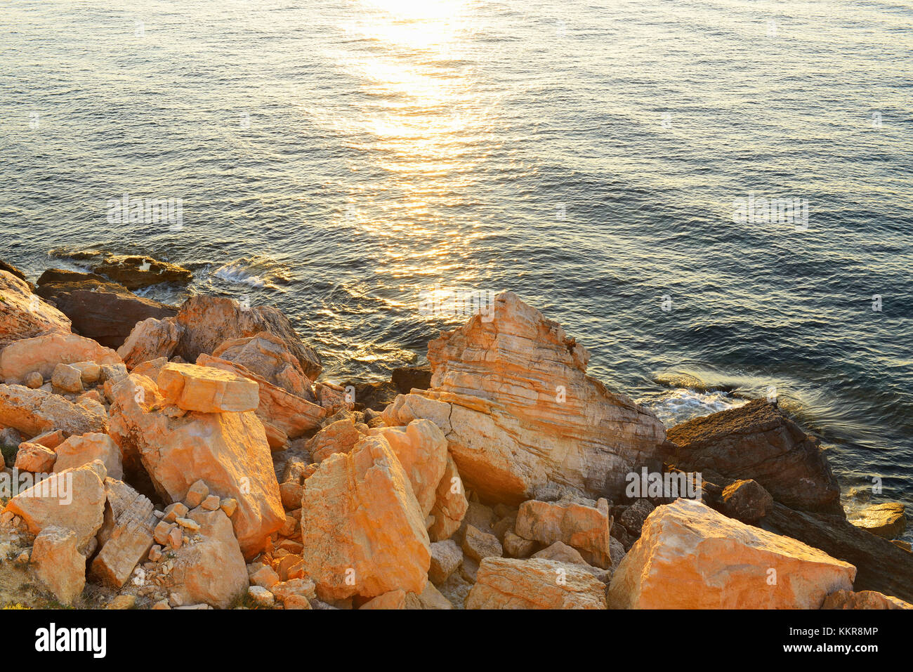 Stein Küste mit Sonne im Meer widerspiegelt, Anse de boumandariel, la Couronne, martigues, Cote Bleue, Mittelmeer, Provence Alpes Cote d'Azur, Bouches du Rhône, Frankreich Stockfoto