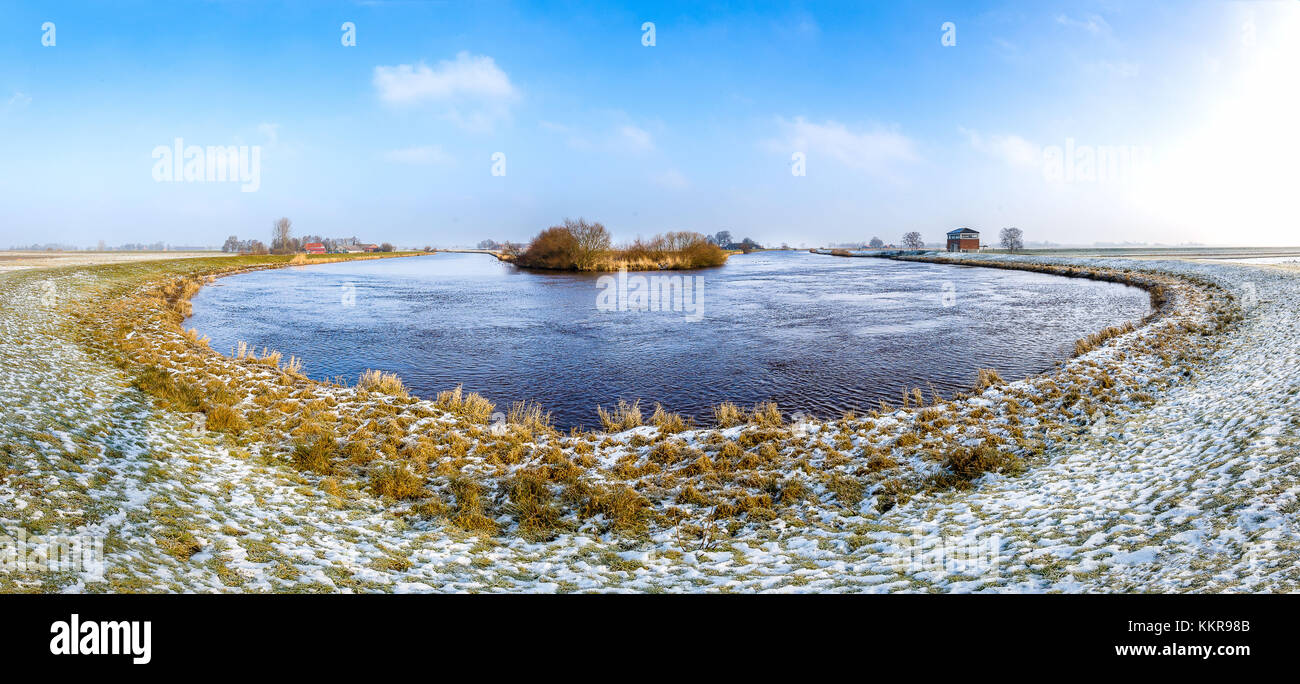 Eine Biegung des Flusses leda in Ostfriesland in der Nähe der Stadt leer Stockfoto