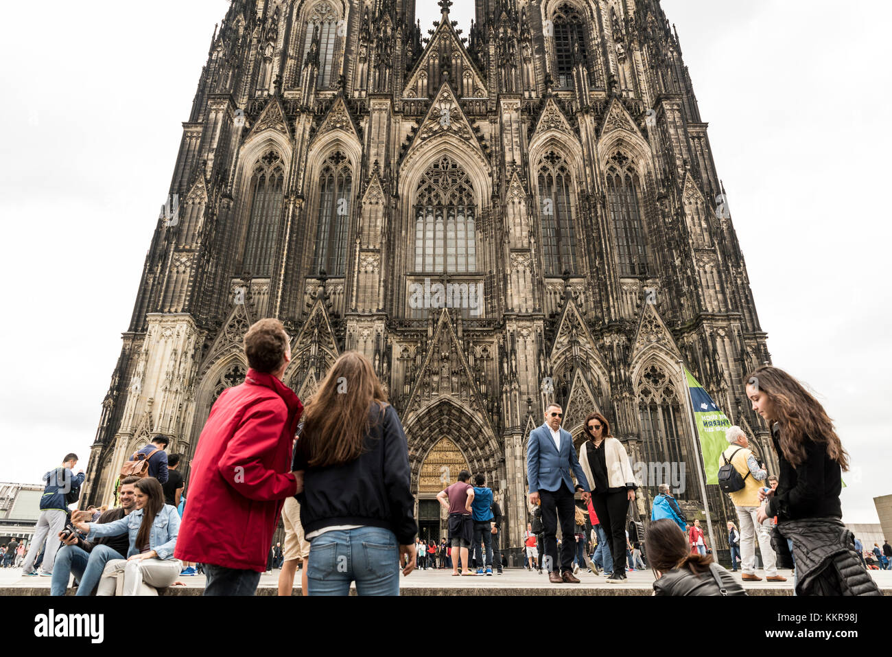 Köln, Deutschland, 2. Juli 2017: Große Menge von nicht identifizierten Touristen beobachten die berühmte Kathedrale in Köln und das Aufnehmen von Fotos Stockfoto
