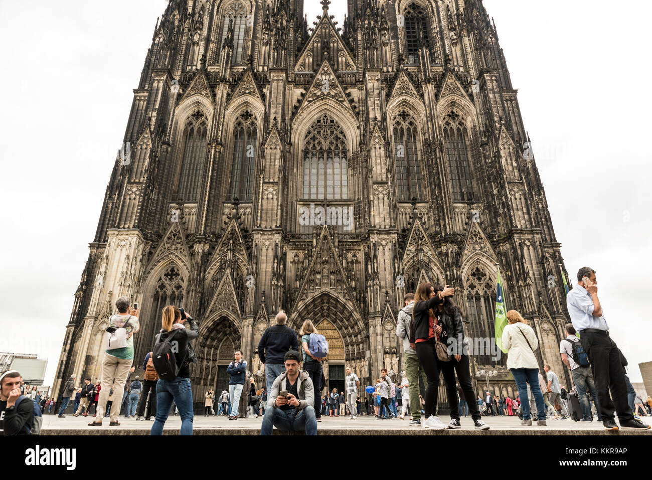 Köln, Deutschland, 2. Juli 2017: Nicht identifizierte Personen mit Handys telefonieren und Fotografieren vor der berühmten Kathedrale in Köln. Stockfoto