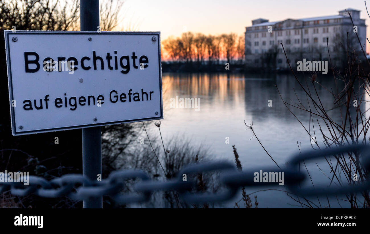 Ein verlassenes Gebäude an einem See in Wilhelmshaven an der Nordsee. Stockfoto