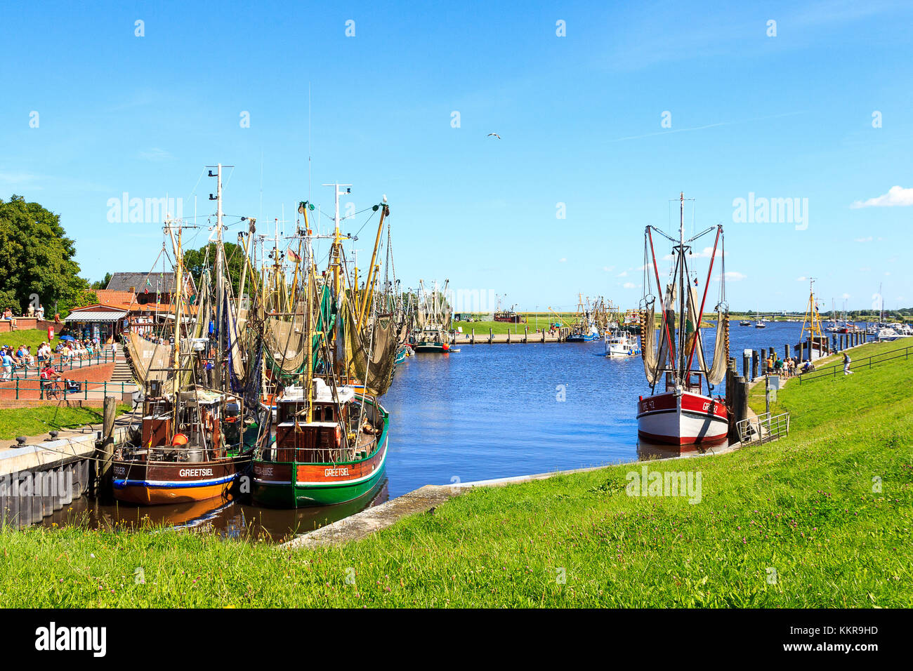 Krabben Boote im Hafen von Greetsiel, eastfrisia Stockfoto