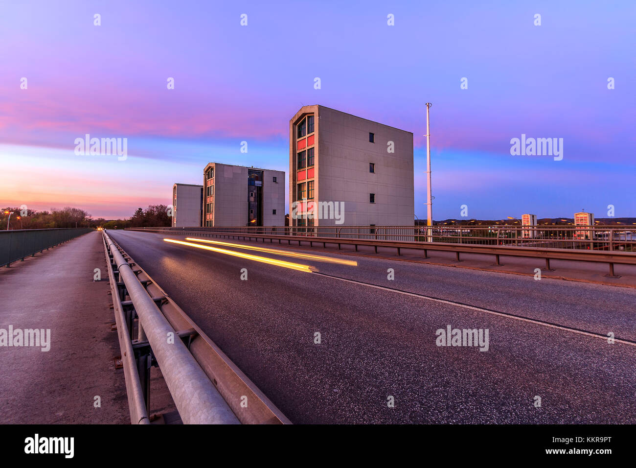 Beleuchtung eines Autos vor der Staumauer Stockfoto